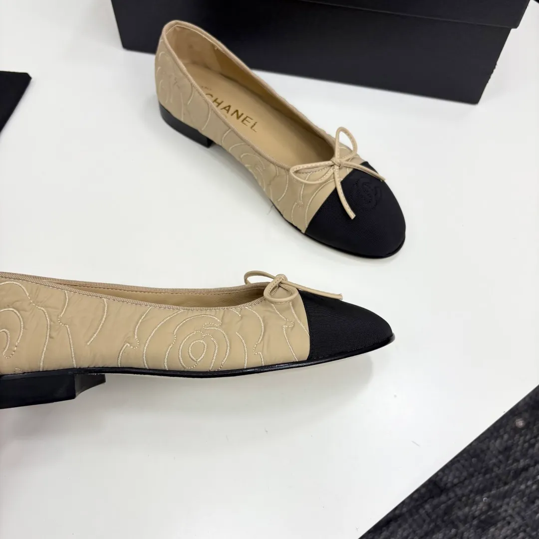 👟👟Ex-factory price 540👟👟 25Fw early spring latest color Chanel Xiaoxiang bow ballet flat shoes Believe me, this is a pair of ballet shoes that can take you to good places🩰 Upper: original lace mesh inner lining: no lining Sole: Italian genuine leather outsole Size: 34-41 regular size (34.40.41 customization is not returnable)
